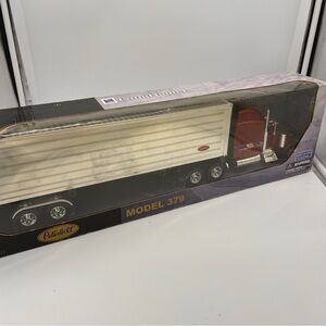 New Ray Long Hauler Peterbilt Model 379 Tractor Trailer 1:32 22" Long